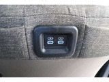 後部席へ乗車して携帯電話などを充電する時に前から配線を伸ばすとごちゃごちゃして邪魔になりがちですよね。そんな煩わしさを解消する後席側USBポート☆