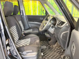 運転席シート廻りは使用感も少なく、良好な状態となっています。前オーナー様が丁寧に使っていたことがよくわかりますね。
