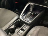 シンプルでとても使いやすいフロアシフトに、パーキングブレーキは、電子制御パーキングブレーキです。