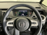 ステアリング右手側に安全運転支援機能のホンダセンシングをコントロールするスイッチ、左手側にオーディオ関連のコントロールスイッチを配置、視線を逸らすことなく運転に集中できます