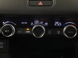 【オートエアコン】一度お好みの温度に設定すれば、車内の温度を検知し風量や温度を自動で調整。暑い&hellip;寒い&hellip;と何度もスイッチ操作をする必要はありません。快適な車内空間には必須の機能ですね♪