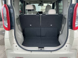 バックドアは大きく開きます。定員乗車時でも十分広いラゲッジスペースを確保しています。