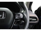 Hondaセンシングの機能のひとつ、アダプティブクルーズコントロール付!アクセルから足を離しても設定したスピードと前車との車間を保ち走行してくれます!車線維持もアシスト☆高速道路で疲労軽減ですね☆