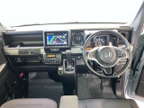 運転席周りのレイアウトをご覧ください。ナビゲーションが綺麗に装着されすっきり収まってますね!