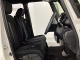 女性でも運転がしやすいように、シートの高さ調整機能(シートリフター)がついています。運転席と助手席の間が空いている為、助手席側への移動がスムーズです。交通量の多い道でも助手席側から乗り降りができます。