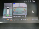 ギアを『R』に入れるとナビ画面に、まるで雲の上から覗いているような映像が映り、駐車をサポートしてくれます。