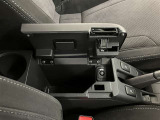 運転席の画像です。十分なスペースがあり、ゆったりした状態で運転していただけます♪