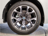 BMWの純正アロイホイールは軽量かつ強度にも優れているホイールで走行性能を引き上げる設計になっております。足元にもBMWは妥協がなくこだわっている個所になります。