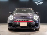 MINIのフロントグリルのデザインはイギリスで生まれた当初から、シルバーのサイドバーが折り重なった伝統的なデザインで御座います。その伝統はBMWのお車になってからでも少しずつ形を変えて守られております