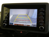 バックガイドモニター付き。車両後方の映像をナビ画面に表示し、駐車などの後退操作をサポートします。