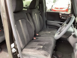 【ベンチシート】運転席と助手席の移動もスムーズ!狭い駐車場での乗り降りや、お子様の乗り降りにも便利です。座席の間にコンソールボックスやドリンクホルダーがないため、車内空間が広く感じます。