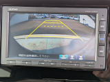 駐車時の安全確認をサポートするバックカメラも使用できます。インターナビで様々な情報を得ることもできます。