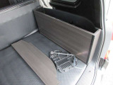 荷室に脱着可能な棚が付いています。