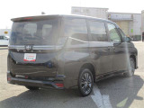 明るく広々、落ち着いた店内では、中古車のご検討・ご購入のほか、携帯電話(au)の購入等、様々なご相談に幅広く応えていきます♪