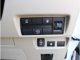 ハンズフリーオートスライドドア〈左側〉(挟み込み防止機構付)は運転席からも開閉可能。また、荷物やお子さまの抱っこで両手がふさがっていても、片足を振り入れるだけでスライドドアが開閉できます。