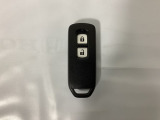 スマートキーを装備しています。鍵を差し込むことなくドアロックの開け閉めと、スタートボタン操作でのエンジンスタートができます。