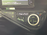 【オートエアコン】一度お好みの温度に設定すれば、車内の温度を検知し風量や温度を自動で調整。暑い&hellip;寒い&hellip;と何度もスイッチ操作をする必要はありません。快適な車内空間には必須の機能ですね♪