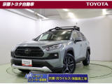 悪路走行の安定感に日常使いでの快適性を備えたコンパクトSUV【RAV4】4WD。専用フロントグリル、バンパー、スキッドプレートでオフロード感が強調されたアドベンチャーです。