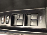 パワーウィンドは今や当たり前の機能ですが、無いと困る機能です。運転席からの操作で、全席の窓を振るオープンにしたり、フルクローズが可能です。