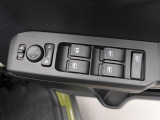 パワーウィンドウのスイッチです。 運転席に居ながら助手席の窓を開け閉めできるので便利ですよ。 ロック機能も付いてるので子供がイタズラして窓を開けるという事もできなくできますよ。