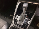 運転席周辺のスマートなレイアウトが、操作のしやすさを実現。快適なドライブをサポートします。手元で操作ができる、電子制御パーキングブレーキ。