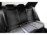 安全性と快適性を追求した、少し硬めのシート。 これは長時間の運転や渋滞などの状況でも、身体の疲労度が少ないことを求めたものです。