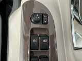 狭い駐車場で便利な電動格納ドアミラーが付いています。