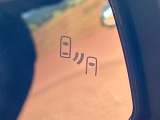 【ブラインドスポットモニター】走行中、ドアミラーの死角になりやすい箇所に後続車が接近するとサイドミラーのレンズに警告を表示!ドライバーに注意喚起をしてくれます。