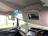 サンバイザーには、身だしなみを整える際に便利なバニティミラーが付いています。