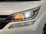 【LEDヘッドライト】悪天候や夜間走行時も良好な視界を確保し安心して運転できる高輝度LEDヘッドライトを装備!点灯速度が早く、消費電力も抑えられています。