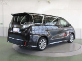 リヤサスペンションは、高級車の定番ダブルウィッシュボーンを採用。優れたコーナリングと乗り心地を実現。