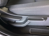 シートリフター装備。運転席の高さを調整する機能