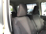 運転席助手席はベンチシートになっており、広々座れます☆