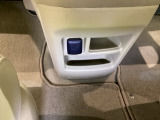 アクセサリーソケットはUSBのアダプターなどをつければ、スマホの充電にも使えます。周辺には物が置けるボックスがついています。