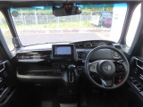 【インパネ周り】広々とした視界性の良い運転席です。ゆったりとした快適な乗り心地で運転できます。内装はブラックを基調とし、シンプルで美しく整理されたインテリアデザインに仕立てました。