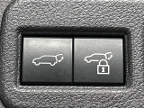 【パワーバックドア】スマートキーや運転席のボタンを押すだけでリアゲートが自動で開閉します!荷物を持っている時や、高い位置にあるバックドアを閉める際に便利な機能です♪