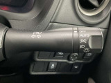 【オートライト】車のセンサーが周囲の明るさを感知し、自動でヘッドライトを点灯・消灯する機能です。この機能は夕暮れ時の交通事故が多い時間帯の安全性を高めてくれます。
