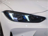 【LEDヘッドライト】先進のLEDテクノロジーを採用。放射される白色光の周波特性は太陽光に近く、バイキセノン・ヘッドライトを上回るコントラストで更に明るく輝きます!