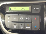 【オートエアコン】一度お好みの温度に設定すれば、車内の温度を検知し風量や温度を自動で調整。暑い&hellip;寒い&hellip;と何度もスイッチ操作をする必要はありません。快適な車内空間には必須の機能ですね♪