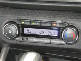 【オートエアコン】車内温度を感知して自動で温度調整をしてくれるのでいつでも快適な車内空間を創り上げます!どの席に座っても快適なドライブが楽しめます♪