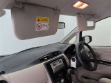 身だしなみをチェックできるバニティミラー付。