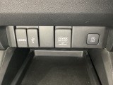 アクセサリーソケットはUSBのアダプターなどをつければ、スマホの充電にも使えます。横にはナビゲーション用の外部入力可能なUSB端子などがついており、周辺には物が置けるボックスがついています。