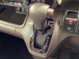 インパネシフトを採用しているので、前席の足元も広々としています。運転席と助手席の行き来もスムーズです!