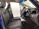 座面も厚みがあり背もたれも高く、広い足元にゆったり座れるシートです。運転席と助手席の間が空いている為、助手席側への移動がスムーズです。交通量の多い道でも助手席側から乗り降りができます。