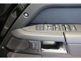 運転席のドア位置に配置された、3パターンまで登録可能なシートメモリースイッチです。パワーウインドウやドアミラーの調整スイッチ、ドアロックボタンなどが手元に集約されています。