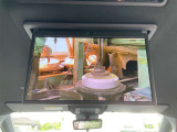 【後席フリップダウン】天井から吊り下げる後席用モニターです。大画面で動画やテレビを楽しめ、ミニバンの家族連れに人気です。使わない時は折りたたんで収納でき、後方の視界を妨げにくいのが特徴です。
