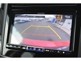リヤカメラ付きなので、シフトレバーをリバースにすると連動してカメラ映像に切り替わります。
