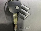 【キーレス】少し離れた場所からでもボタン一つでドアの開錠・施錠ができるのでとっても便利!ドアの鍵穴周りに傷をつけることもありません♪
