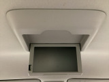 天井にリア席モニターが付いています。ナビゲーションで再生しているDVD等の映像を、後部座席の方にご覧いただくことができます。お子様にも大人気です。