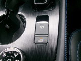 電動パーキングブレーキ装備!また、オートブレーキホールド機能もありますので、停車時ブレーキペダルから足を離してもブレーキ力を保持しているので動き出しません。(アクセルペダルを踏むと解除され発進します)